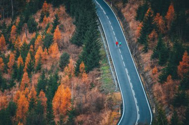 Dağ yolda sağlıklı çalışan runner adam egzersiz. Çalışma dışarı için şaşırtıcı doğa manzara orman yolu üzerinde maraton eğitim koşu erkek fitness modeli.