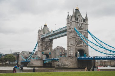 Londra 'daki Tower Bridge, gri yağmurlu bir gün. Büyük Britanya, Uk