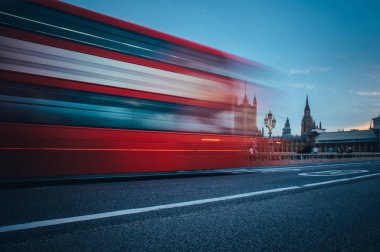 Westminster Köprüsü sahnesi South Bank 'tan görüldü, sakin sabah çift katlı otobüs ve hızlı hareket eden güzergah otobüsü hazır..