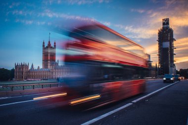 Londra. Klasik kırmızı Çift katlı otobüs geçiş Westminster işleniyor