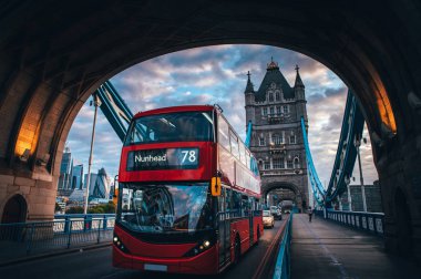 Londra 'daki Tower Köprüsü' nde çift katlı kırmızı otobüs.