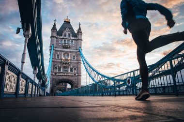 London Concept fotoğrafında yayınlanıyor. Tower Köprüsü 'nde koşan adam. Londra Maratonu fotoğrafı