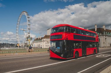 Londra 'da ikonik kırmızı çift katlı otobüs, Uk. Londra otobüsü kalkıyor.