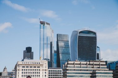 Londra, İngiltere - Londra 'nın merkez bankası ünlü gökdelenleri ve gri gökyüzü ile gün batımında diğer simgelerle