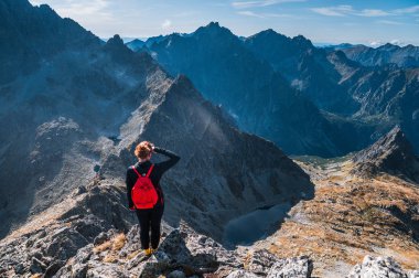 Dağlarda aktif hayat, dağlardaki güzel manzarayı izleyen kadın yürüyüşçü. Yüksek Tatras, Slovakya