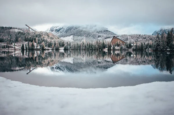 Первый снег на Strbske pleso, Словакия. Зимняя природа, Рождество — стоковое фото