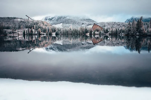 Winter lake in mountains. High Tatras, Slovakia — ストック写真