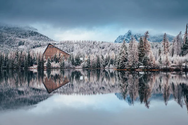 Первый снег на Strbske pleso, Словакия. Зимняя природа, Рождественские пейзажи — стоковое фото