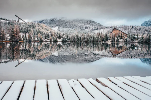 Cuento de hadas paisaje de Navidad de invierno. Lago en las montañas bajo la primera nieve — Foto de Stock