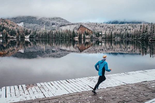 Πρωινό τρέξιμο στη χειμερινή φύση. Τρέχει το χειμώνα, σπορ φωτογραφία — Φωτογραφία Αρχείου