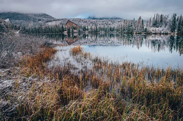 Lake in mountains between autumn and winter, original wallpaper — ストック写真