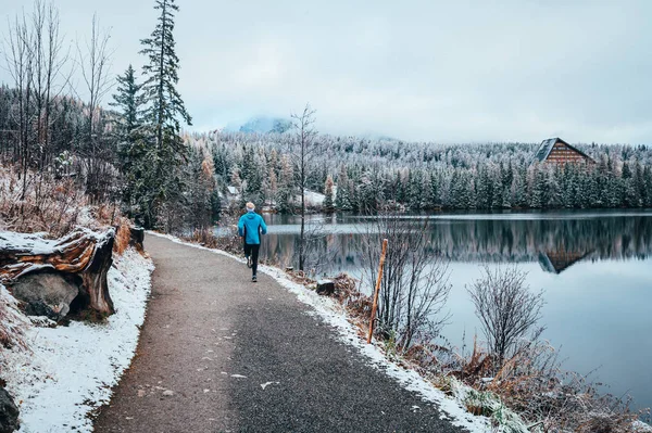 Entraînement dans la nature blanche d'hiver, paysage gelé au bord du lac — Photo