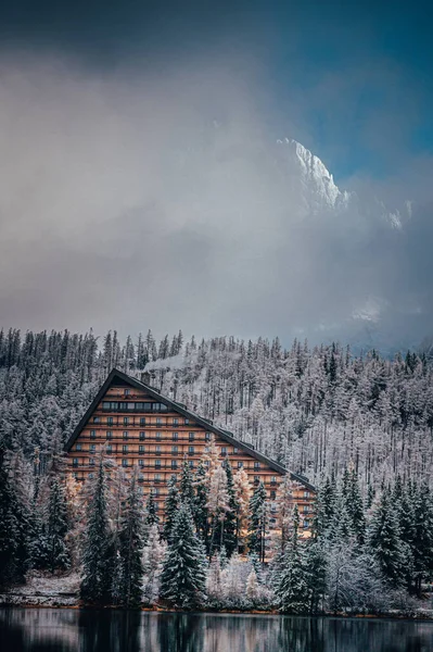 Hotel v Strbske pleso, Slavné jezero na Slovensku. Vysoké Tatry. Zimní příroda — Stock fotografie