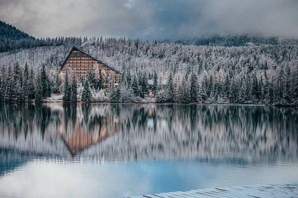 Berömt hotell vid sjön, Strbske pleso, Slovakien, Vinterlandskap — Stockfoto