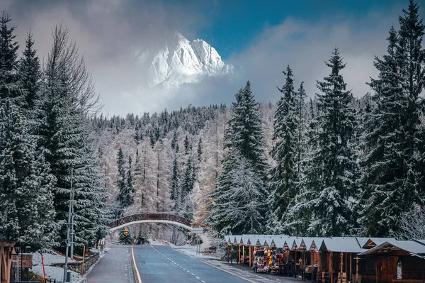 Mercado de Natal em bela paisagem branca congelada sobre montanhas — Fotografia de Stock
