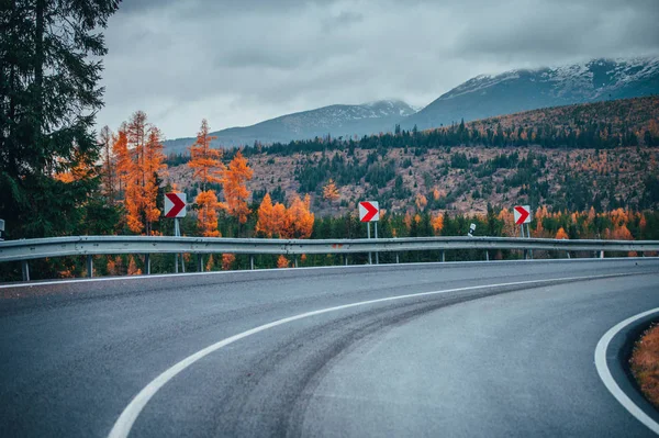 Jesienna Droga w kolorowych górach — Zdjęcie stockowe