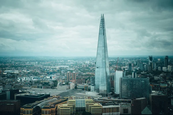 Letecký pohled na Londýn s mrakodrapem Shard a řekou Temží — Stock fotografie