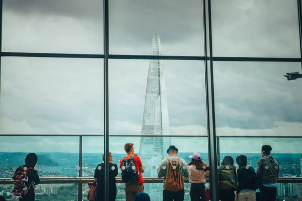 Turista hlídá střeleckou věž. Pohled z Sky Garden v Londýně — Stock fotografie
