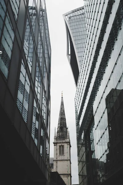 Igreja de Saint Margaret Pattens da Inglaterra entre torres de vidro modernas — Fotografia de Stock