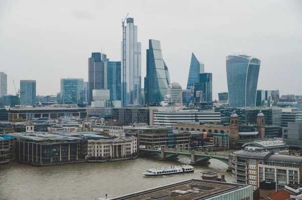 Londýn, Anglie - Bankovní čtvrť v centru Londýna se slavnými mrakodrapy a dalšími památkami při západu slunce s šedou oblohou - Uk — Stock fotografie
