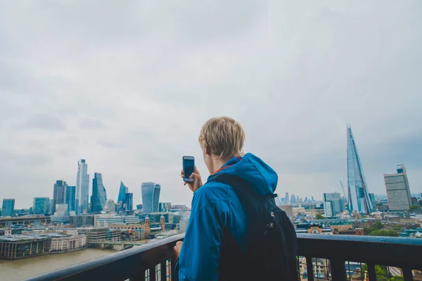 Turista tirar uma foto de arranha-céus em Londres City. vista de Ta — Fotografia de Stock