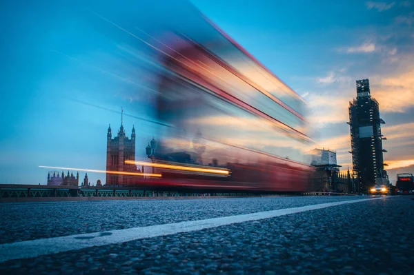 Στεγάζει το βρετανικό Κοινοβούλιο και κόκκινο λεωφορείο — Φωτογραφία Αρχείου