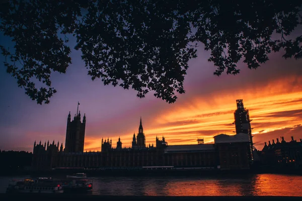 Dům parlamentu a Big Ben v letním večeru, pestrý oran — Stock fotografie