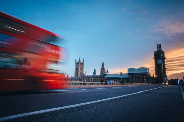 Słynny czerwony dwupokładowy na Westminster Bridge przed House of — Zdjęcie stockowe