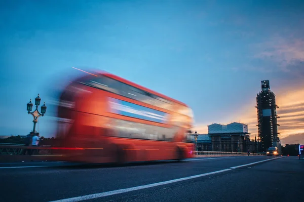 Jízda červeným autobusem na Westminsterském mostě před Parlamentní sněmovnou — Stock fotografie