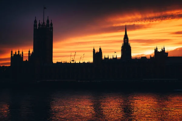 Casa do Parlamento em Londres, céu por do sol, céu silhueta, londo — Fotografia de Stock