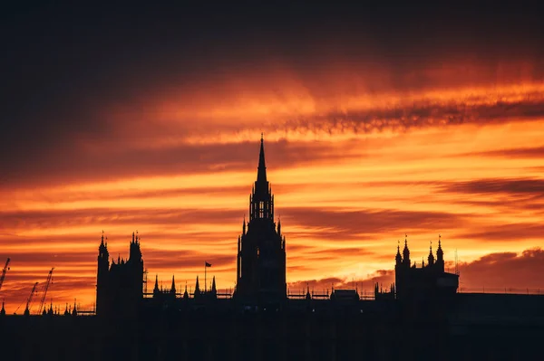 Silueta parlamentu v Londýně, Krásná letní obloha v pozadí — Stock fotografie