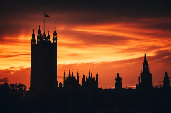 Izba parlamentu w Londynie, lato zachód słońca niebo w tle. — Zdjęcie stockowe