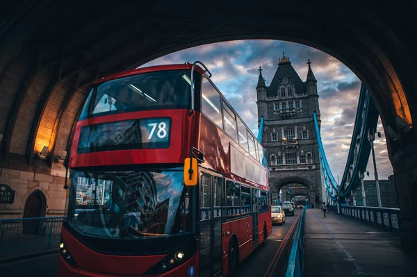 Klasyczny czerwony dwupokładowy na Tower Bridge w Londynie. Uk. Tra — Zdjęcie stockowe