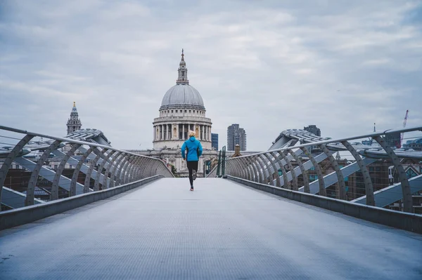 Τρέχει στο Λονδίνο, Πρωινό τρέχει στο Millennium Footbridge πάνω από το — Φωτογραφία Αρχείου