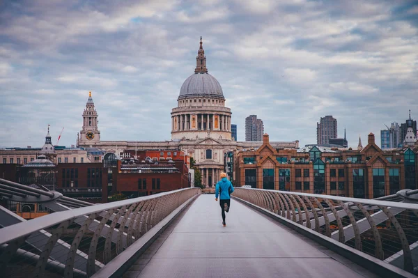 Young active man running at Millennium Footbridge over the Thame — Stock Photo, Image