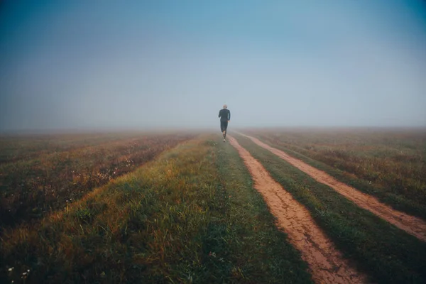 Biegacz w mglistym jesiennym poranku natura — Zdjęcie stockowe