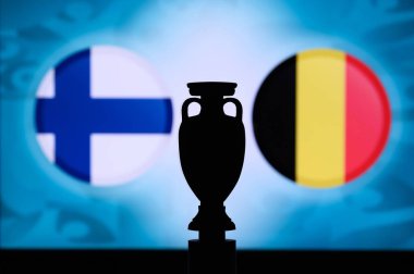 Finlandiya, Belçika 'ya karşı, Euro National Flags, ve futbol kupası silueti. Futbol maçı için arka plan, B Grubu, St Petersburg, 22. Haziran.