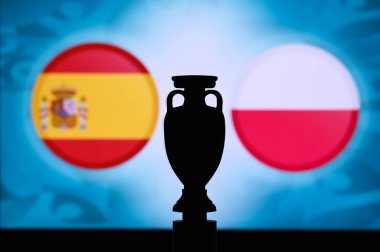 İspanya Polonya 'ya karşı, Avrupa ulusal bayrakları, ve futbol kupası silueti. Maç için arka plan, E Grubu, Bilbao, 20. Haziran 2020.