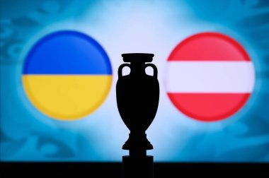 Ukrayna Avusturya 'ya karşı, Euro National bayrakları, ve futbol kupası silueti. Futbol maçı için arka plan, C Grubu, Bükreş, 22. Haziran 2020.
