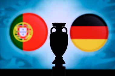 Portekiz, Almanya 'ya karşı, Euro National Flags, ve futbol kupası silueti. Futbol maçı için arka plan, F Grubu, Münih, 20. Haziran 2020.