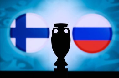 Finlandiya, Rusya 'ya karşı, Avrupa ulusal bayrakları ve futbol kupası silueti. Futbol maçı için arka plan, B Grubu, St Petersburg, 17. Haziran 2020