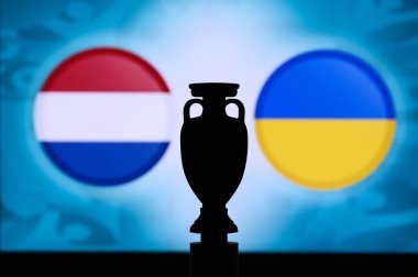 Hollanda Ukrayna 'ya karşı, Euro National Flags ve futbol kupası silueti. Futbol maçı için arka plan, C Grubu, Amsterdam, 14. Haziran 2020