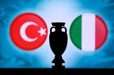 Türkiye İtalya 'ya karşı. Avrupa ulusal bayrakları ve futbol kupası silueti. Futbol maçı için arka plan. A grubu Roma 'da, 12. Haziran 2020
