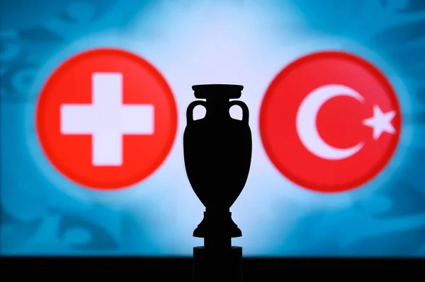 Schweiz vs Turkiet, Euro National flaggor, och fotboll trofé siluett. Bakgrund för fotbollsmatch, Grupp A, Baku, 21. Juni 2020. — Stockfoto