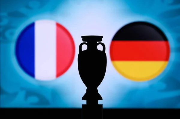 Fransa Almanya 'ya karşı, Avrupa ulusal bayrakları ve futbol kupası silueti. Futbol maçı için arka plan, F Grubu, 16. Haziran 2020, Münih — Stok fotoğraf