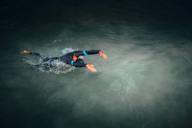Denizde yüzücü, açık deniz, triatlon eğitimi..