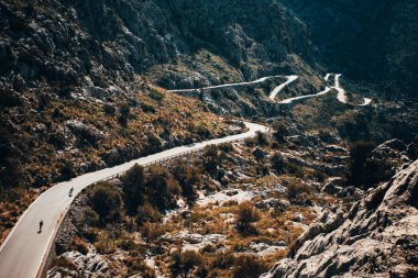 Mallorca, İspanya. Sa Calobra limanına giden panoramik ve turistik yol. Dar ve dolambaçlı yol