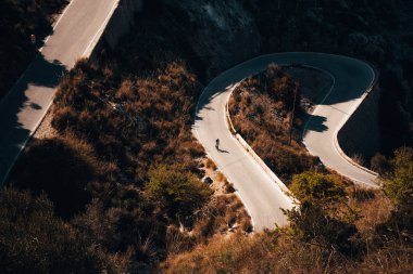 Maloorca, İspanya 'daki ünlü Sa Calobra Yolu, tüm bisiklet sürücüleri için favori yer. Tepede yalnız motorcu.