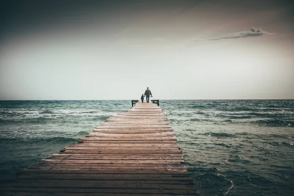 Ojciec i syn razem nad morzem. Rodzina spacerująca po molo.. — Zdjęcie stockowe
