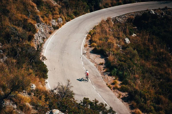 Motociclista sulla strada - Foto ciclista. Maiorca, Spagna, Sa Calobra — Foto Stock
